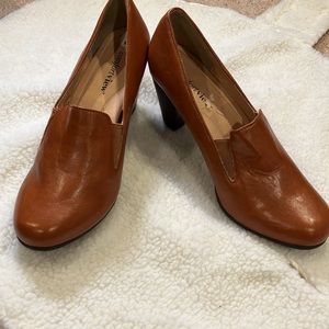 3/$20 Comfortview heels Size 8 Tan Orange Heels